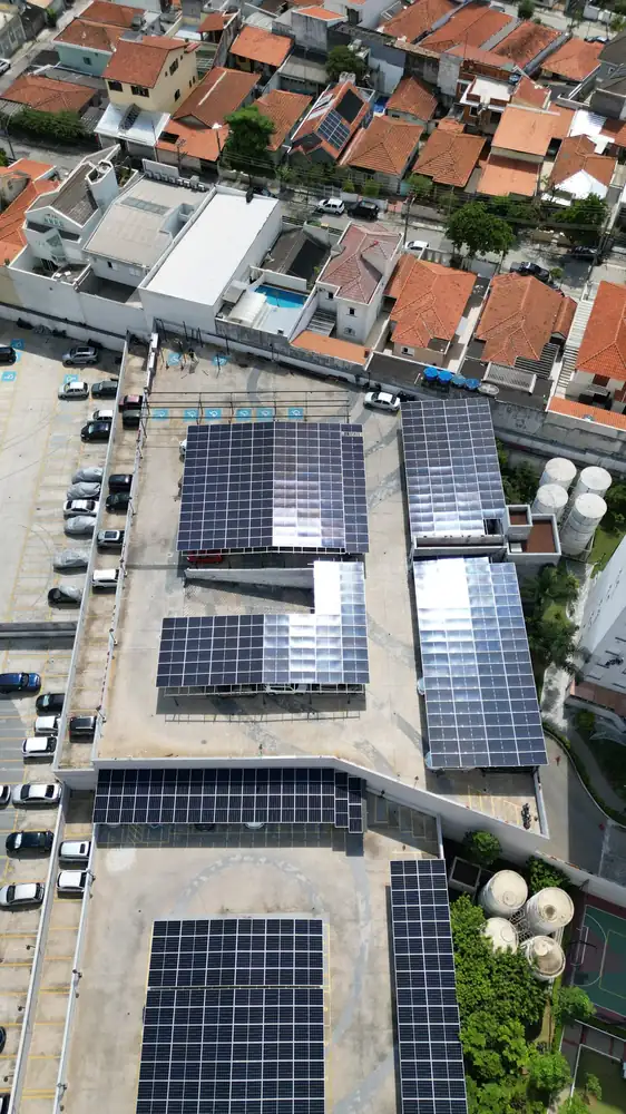 Carport solar com módulos sobre vagas de estacionamento