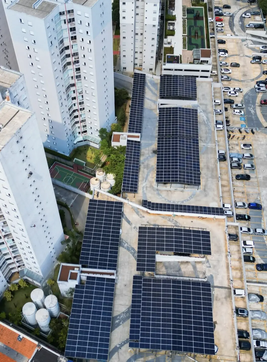 Vista aérea do maior carport solar residencial de São Paulo, com 744 módulos sobre 183 vagas de condomínio