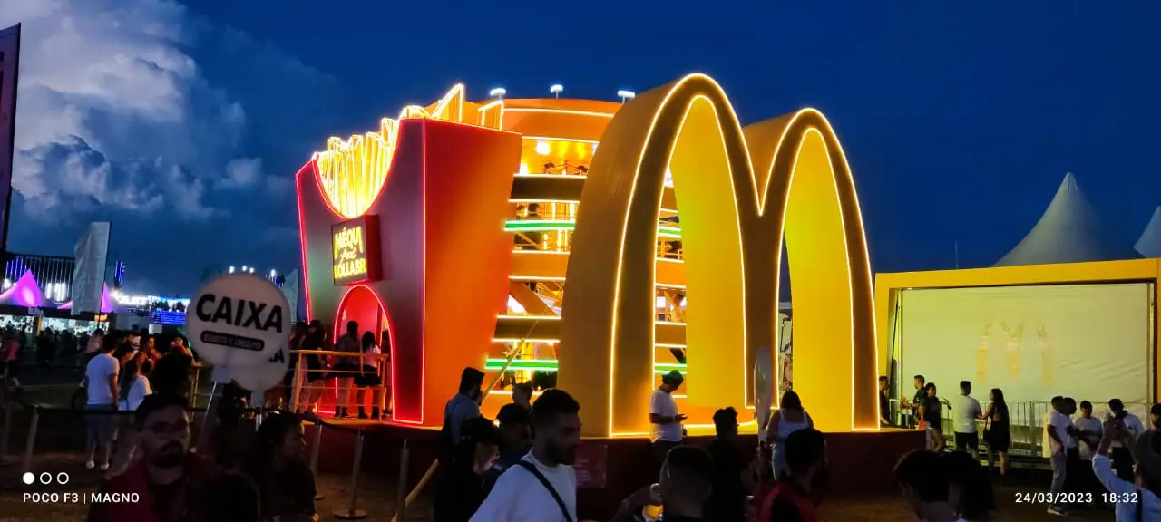 Estande do McDonald's com público durante o festival