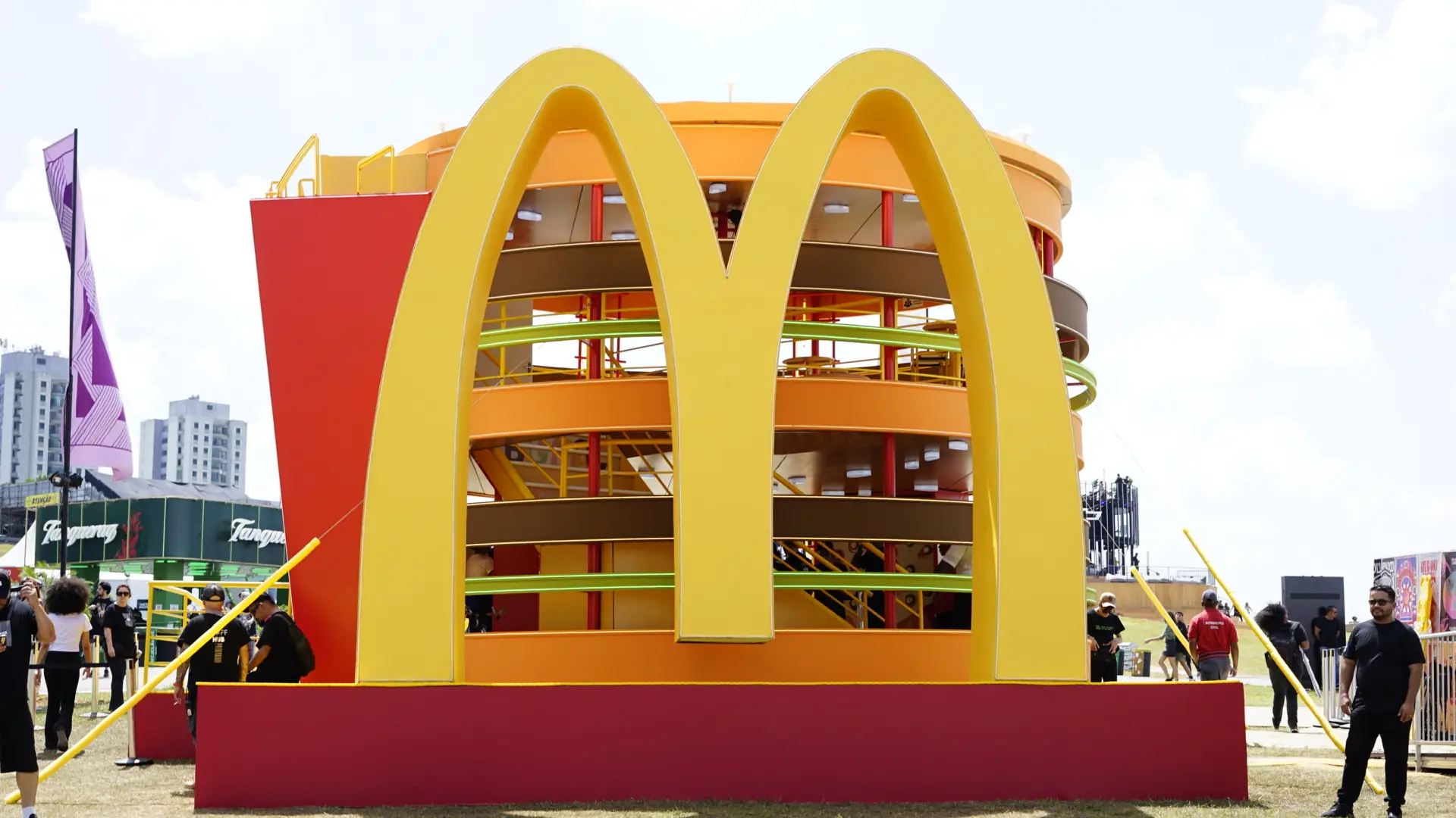 Estande do McDonald's no Lollapalooza alimentado por energia solar e baterias da Flui