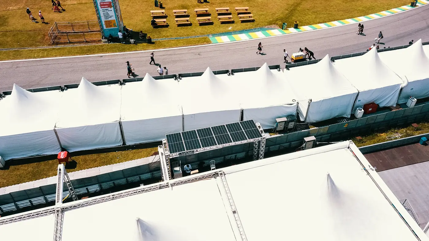Módulos solares instalados em estrutura ao lado das tendas do Lollapalooza