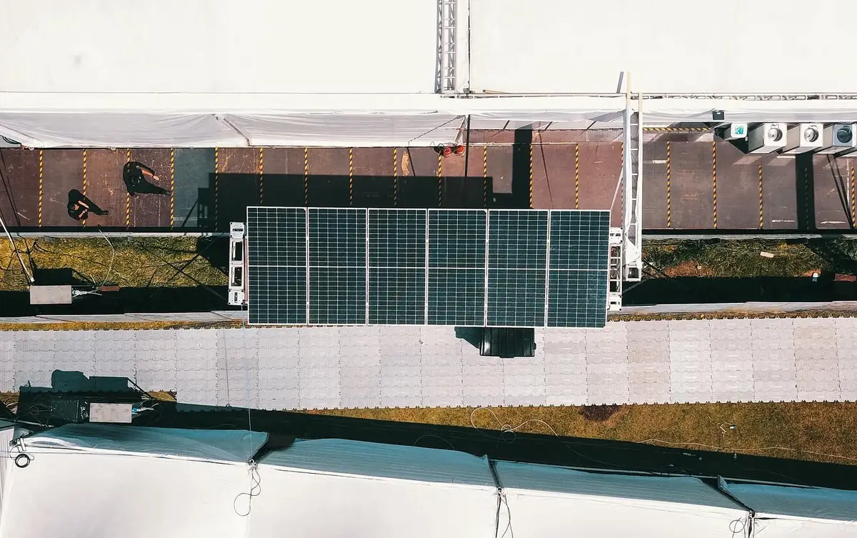 Vista de cima dos módulos solares que alimentaram o estande